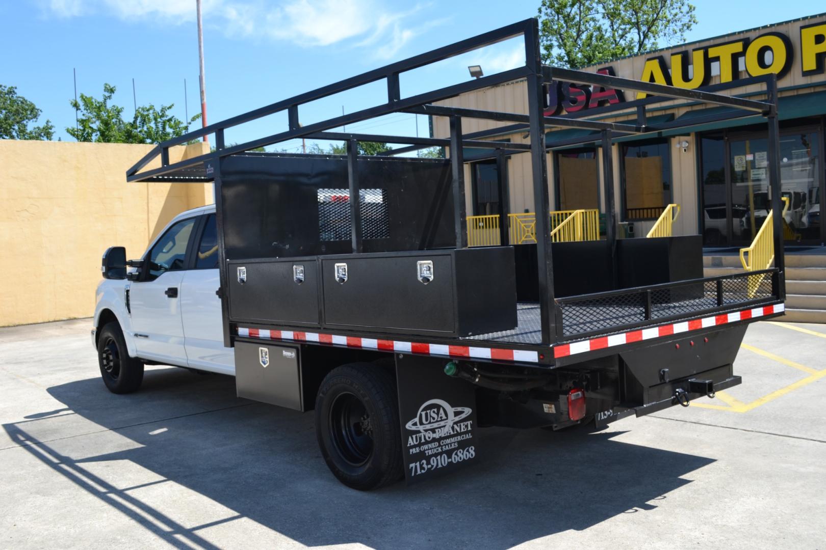 2018 WHITE /GRAY Ford F-350 with an POWERSTROKE 6.7L DIESEL engine, AUTOMATIC transmission, located at 9172 North Fwy, Houston, TX, 77037, (713) 910-6868, 29.887470, -95.411903 - Photo#6